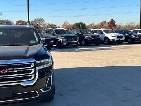 Used 2023 GMC Acadia SLT image 3