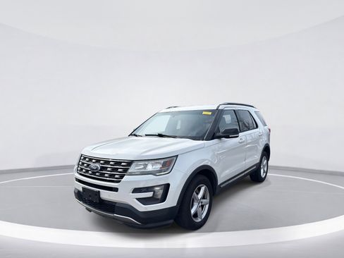 Used 2016 Ford Explorer XLT w/ Equipment Group 202A image 3