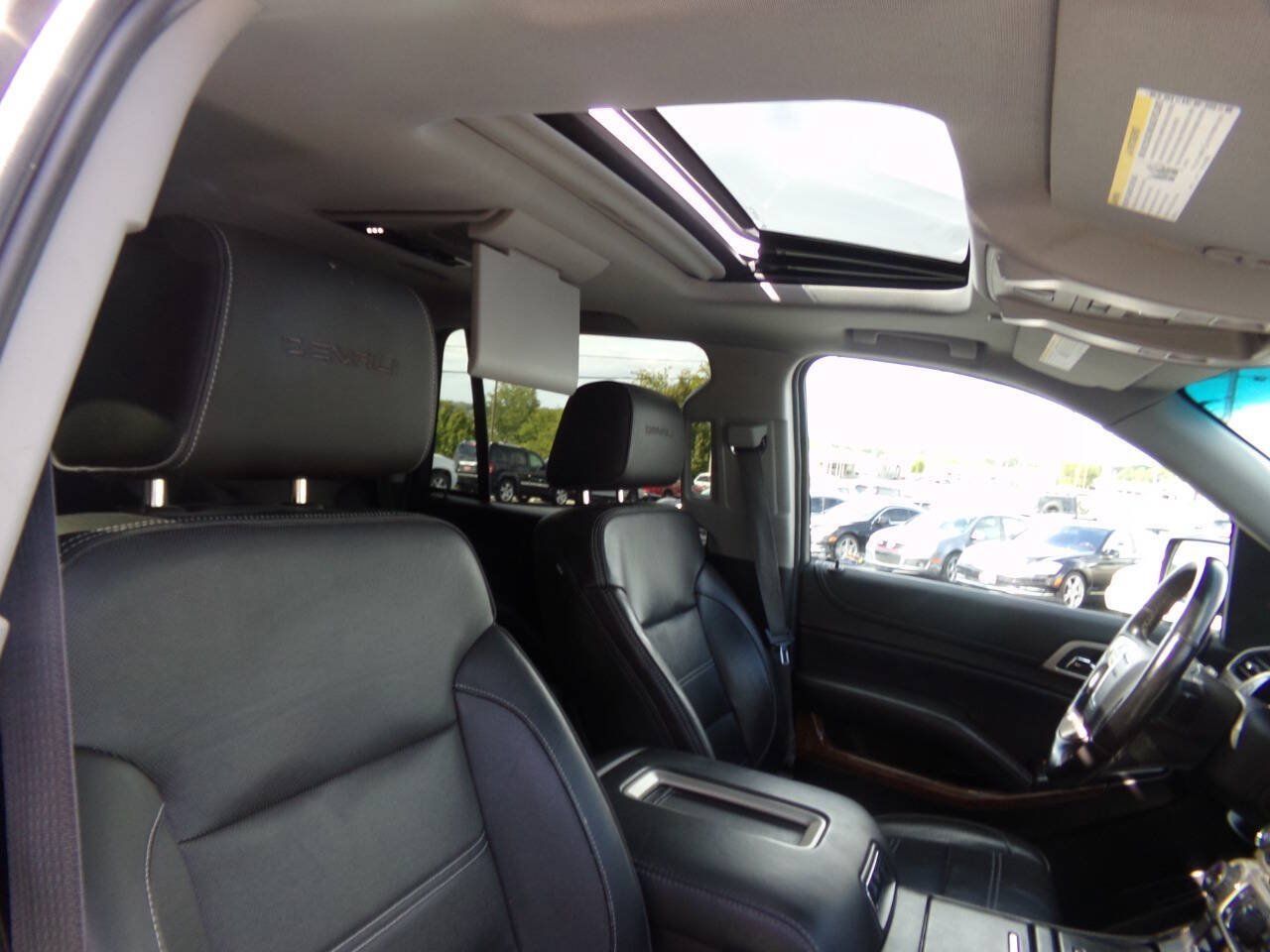 Used 2015 GMC Yukon Denali w/ Touring Package AWD/4WD image 32