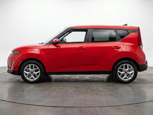 Used 2025 Kia Soul LX w/ LX Technology Package FWD image 5