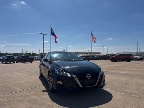 Certified 2021 Nissan Altima 2.5 SR FWD image 3