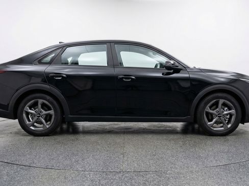 Used 2025 Kia K4 LXS image 11