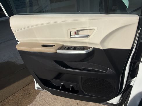 Used 2024 Toyota Sienna XLE w/ XLE Plus Package FWD image 24
