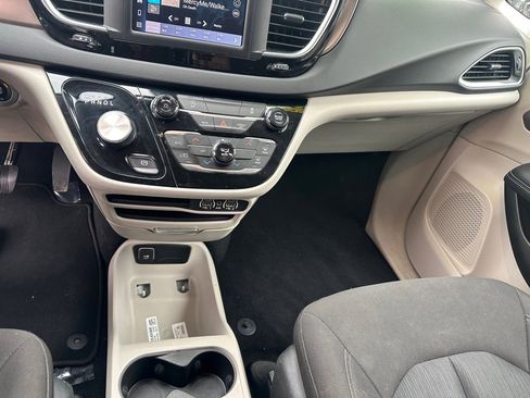 Used 2023 Chrysler Voyager LX image 14
