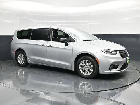 Certified 2024 Chrysler Pacifica Touring-L FWD image 5
