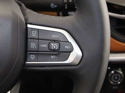 Used 2025 Jeep Compass Limited image 35