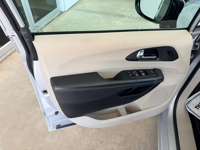 Used 2024 Chrysler Pacifica Touring-L FWD image 16
