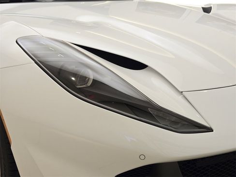Used 2022 Ferrari 812 GTS image 5