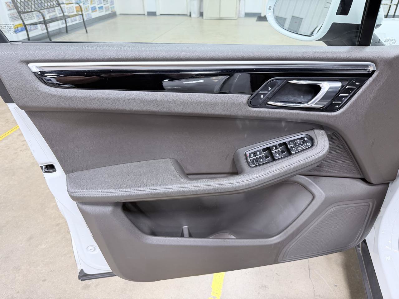 Used 2018 Porsche Macan AWD/4WD image 27