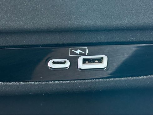 Used 2023 Chrysler Pacifica Touring-L FWD image 13