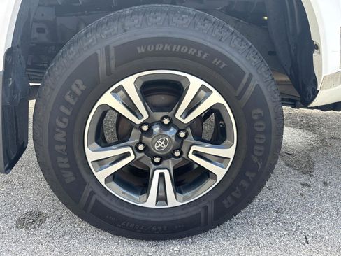 Used 2017 Toyota Tacoma TRD Off-Road image 42