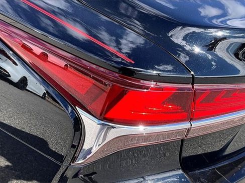 Used 2018 Lexus LS 500 w/ Accessory Package (Z2) image 31