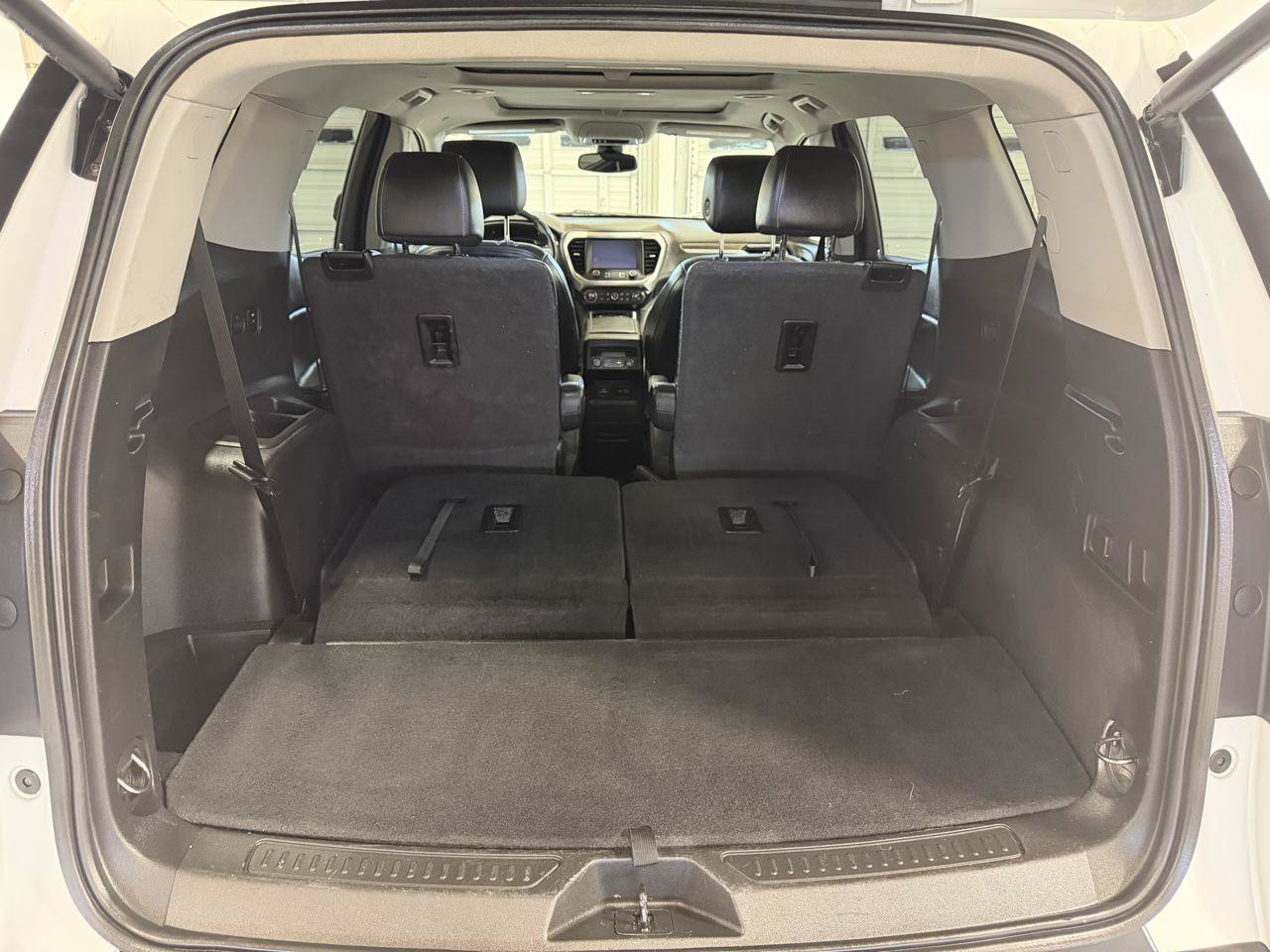 Used 2022 GMC Acadia SLT w/ Technology Package FWD image 9