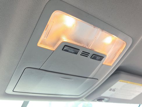 Used 2015 Toyota Highlander LE image 25