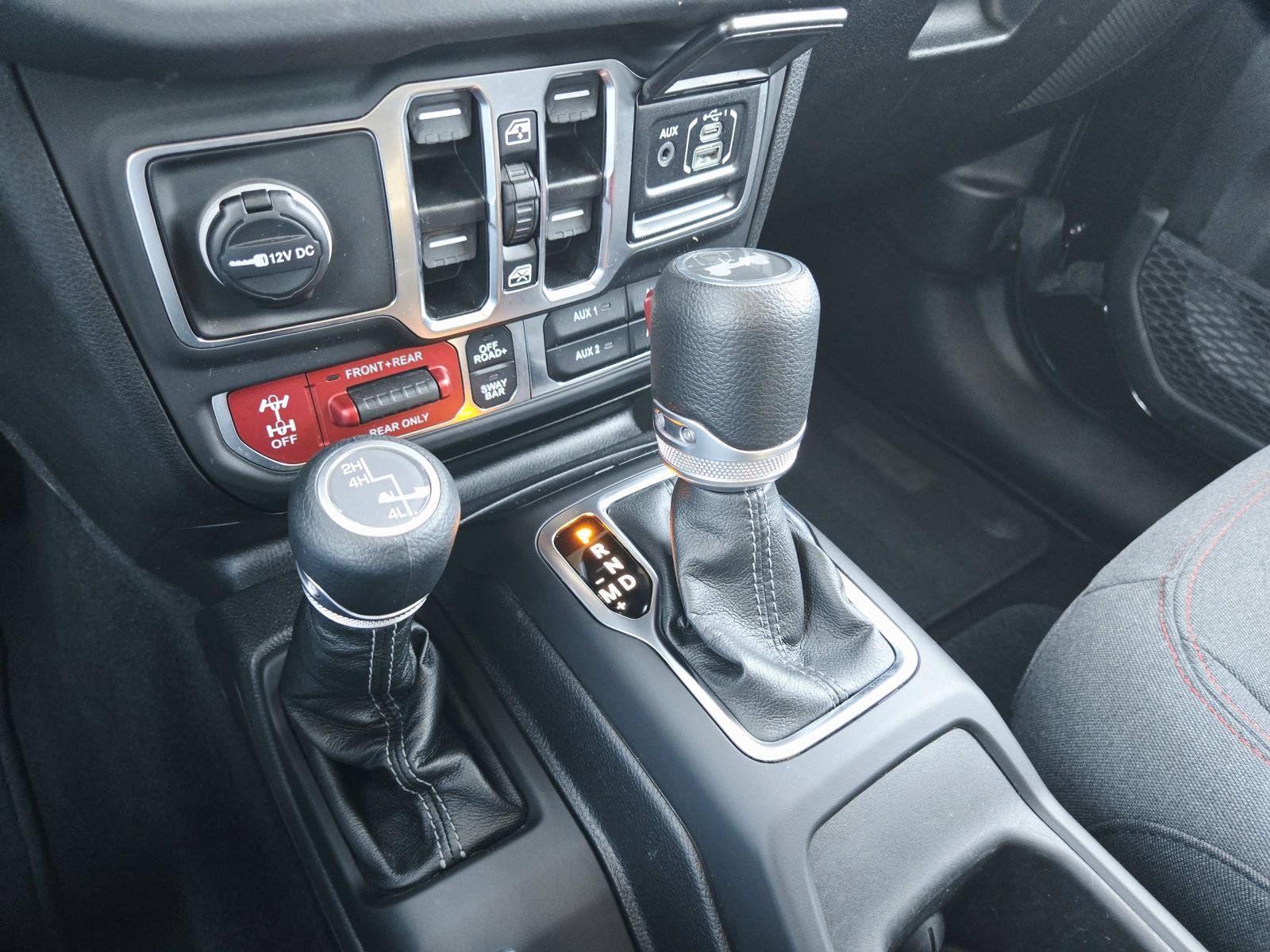 Used 2025 Jeep Wrangler Unlimited Rubicon w/ Convenience Group AWD/4WD image 34