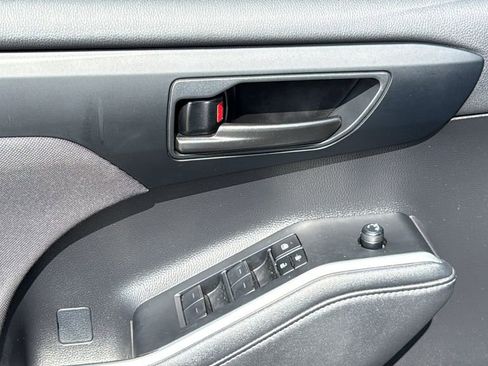 Used 2024 Toyota Highlander LE FWD image 13