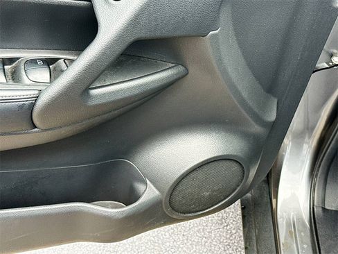 Used 2018 Nissan Rogue SV image 19