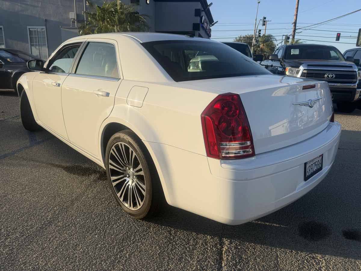 Used 2010 Chrysler 300 S RWD image 3