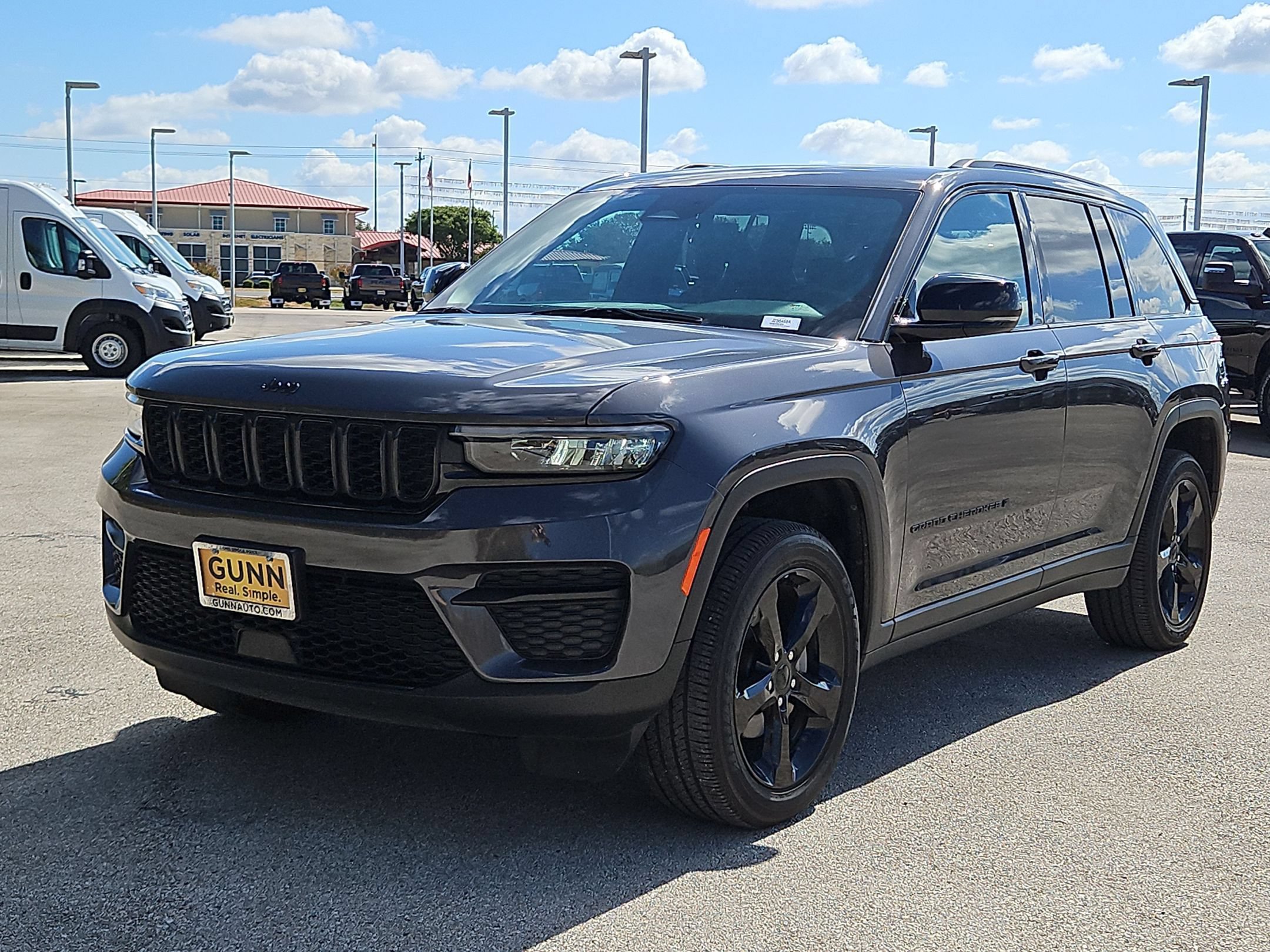 Used 2025 Jeep Grand Cherokee Altitude RWD image 7