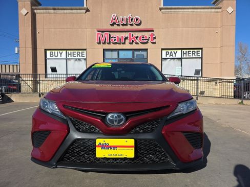 Used 2018 Toyota Camry SE w/ Moonroof Package image 2