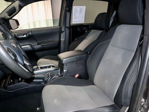 Used 2020 Toyota Tacoma TRD Off-Road w/ Technology Package image 25