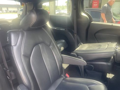 Used 2025 Chrysler Pacifica Select FWD image 8