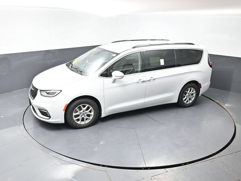 Used 2022 Chrysler Pacifica Touring-L FWD image 41