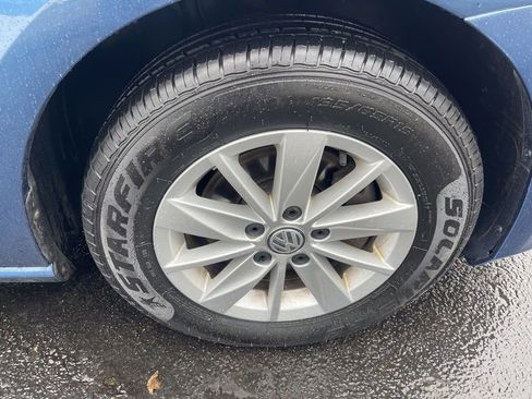 Used 2017 Volkswagen Golf S image 28