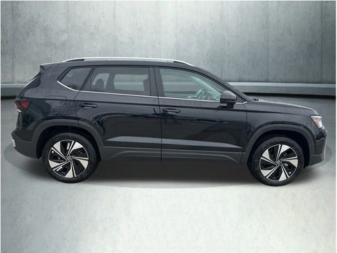 New 2026 Volkswagen Taos SE image 6
