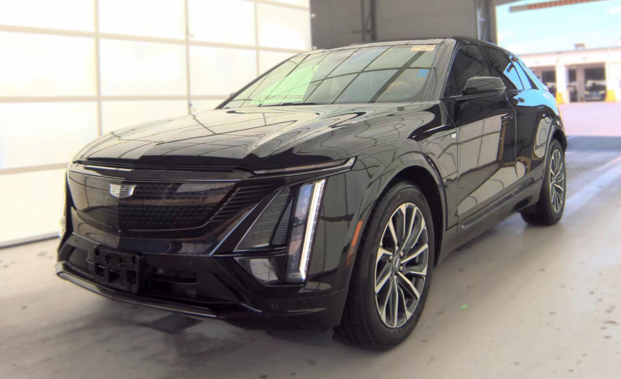 Used 2024 Cadillac Lyriq Sport AWD/4WD image 2