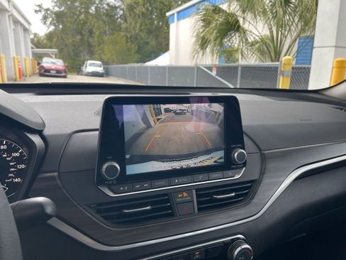 Used 2025 Nissan Altima 2.5 SV image 17