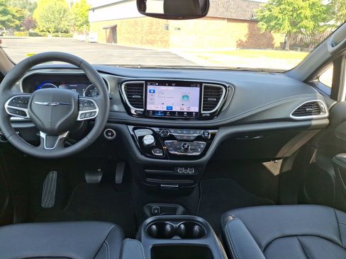 Certified 2025 Chrysler Pacifica Select AWD/4WD image 11