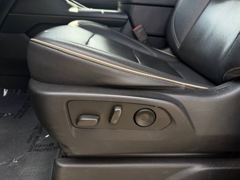 Used 2023 Chevrolet Tahoe Premier AWD/4WD image 16