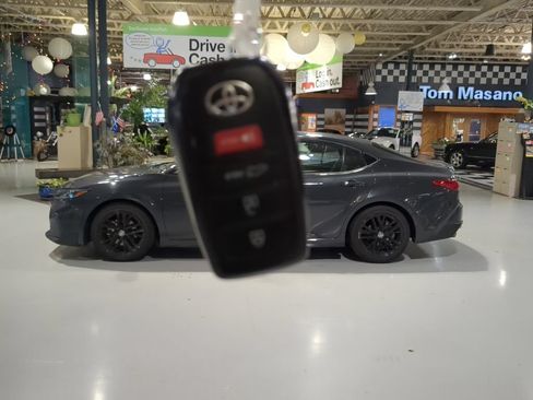 Used 2025 Toyota Camry SE FWD image 4