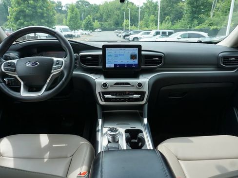 Used 2022 Ford Explorer XLT w/ Equipment Group 202A AWD/4WD image 18