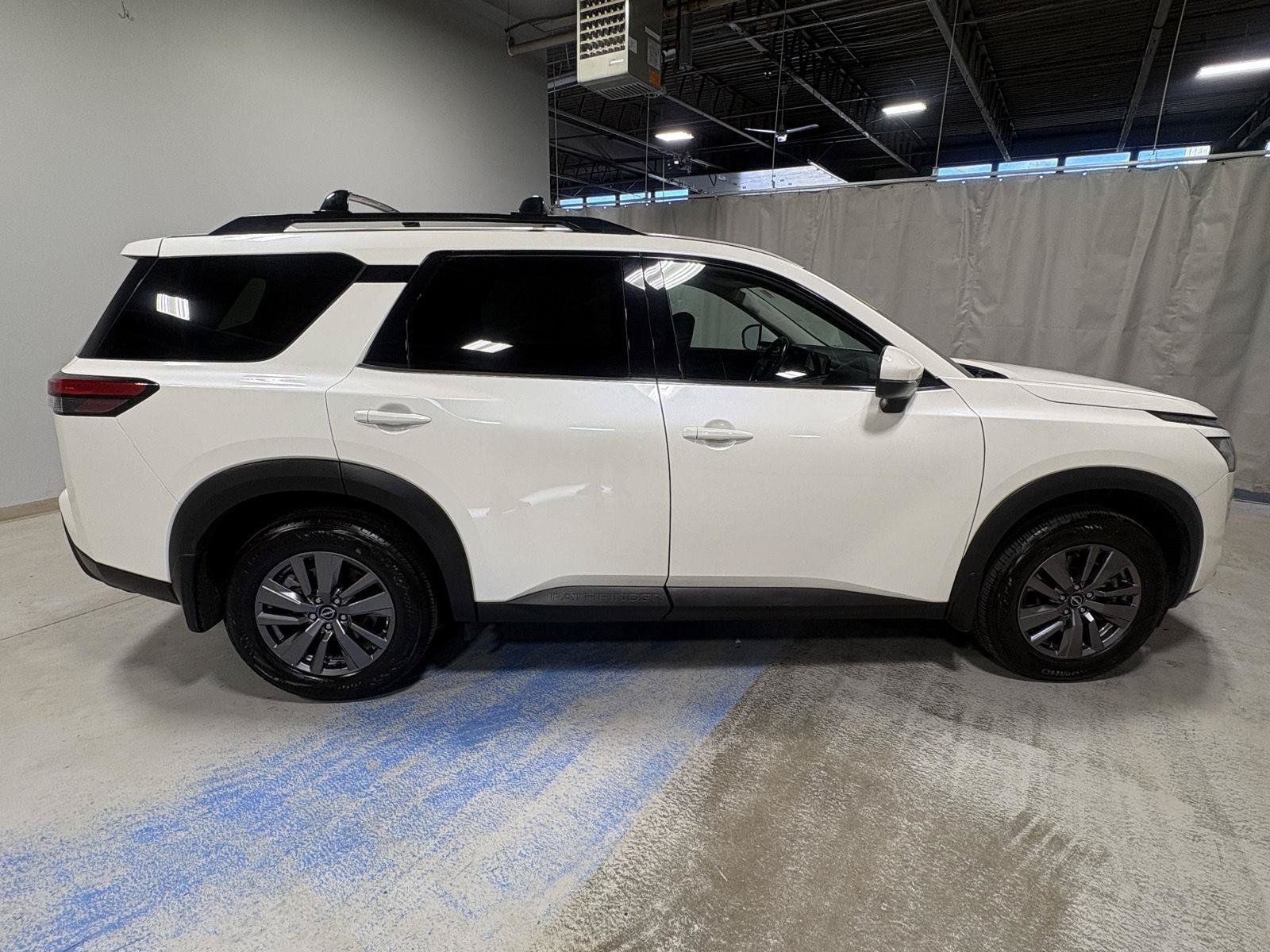 Used 2024 Nissan Pathfinder SV AWD/4WD image 16
