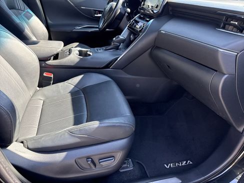 Used 2021 Toyota Venza XLE w/ Softex Package image 13