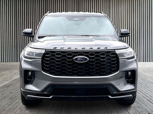 Used 2025 Ford Explorer ST-Line image 3