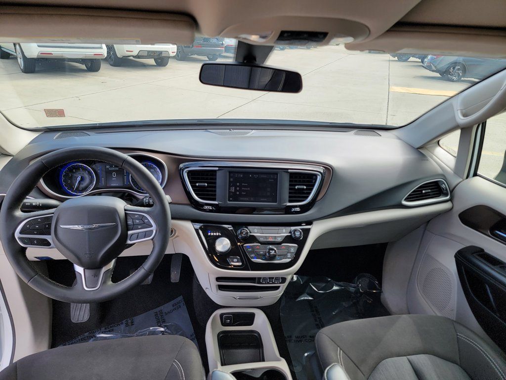 Used 2022 Chrysler Voyager LX FWD image 18