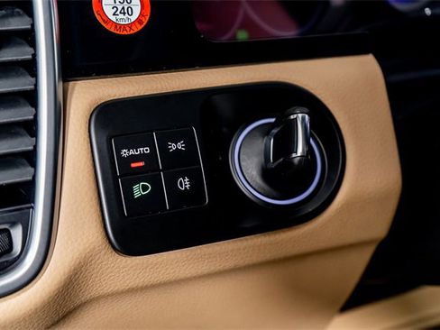 Used 2022 Porsche Cayenne S image 37