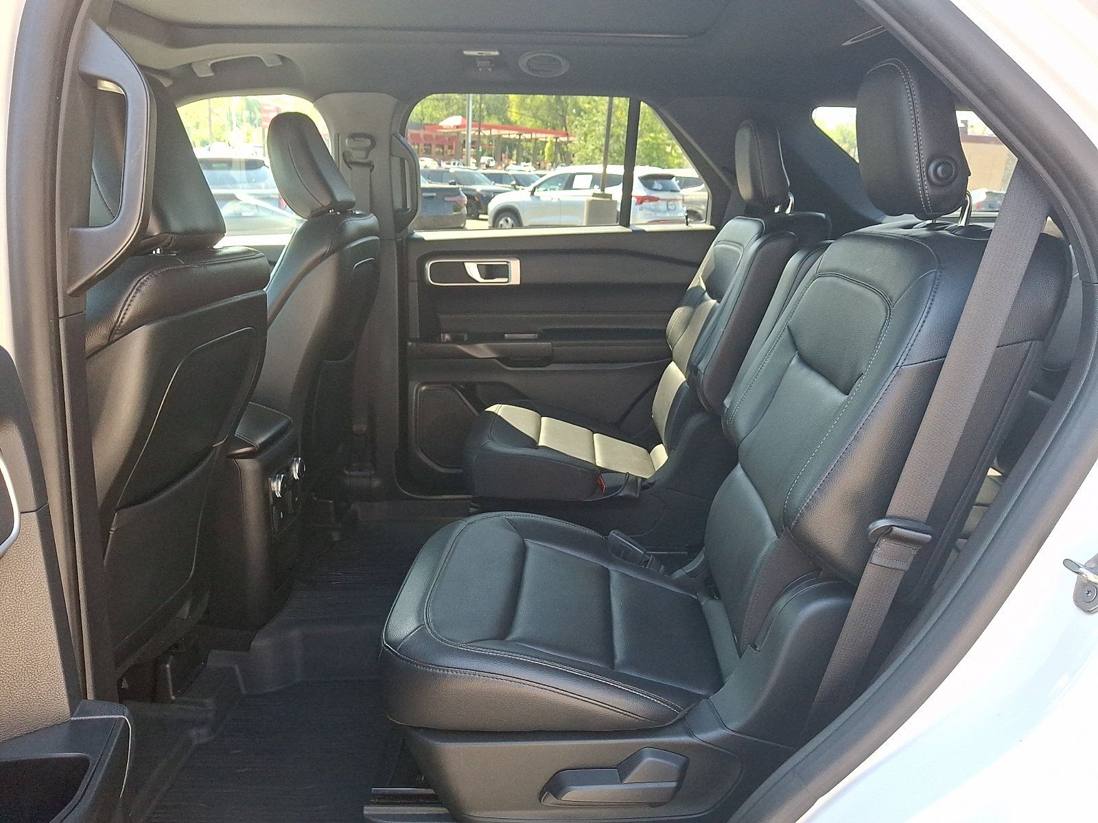 Used 2020 Ford Explorer XLT w/ Equipment Group 202A AWD/4WD image 10
