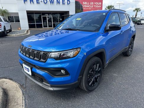 Used 2025 Jeep Compass Latitude w/ Altitude Special Edition image 2