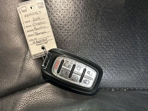 Used 2019 Chrysler Pacifica Touring-L image 18