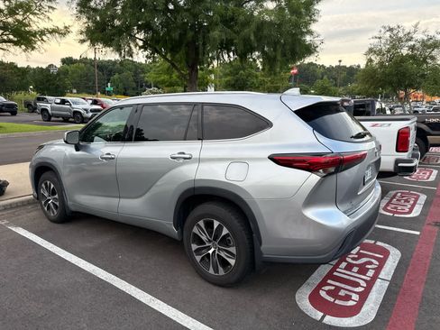 Used 2021 Toyota Highlander XLE AWD/4WD image 5