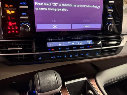 Certified 2024 Toyota Sienna XLE FWD image 22