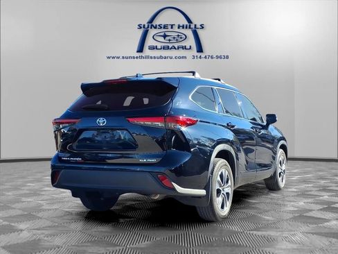 Used 2022 Toyota Highlander XLE image 3