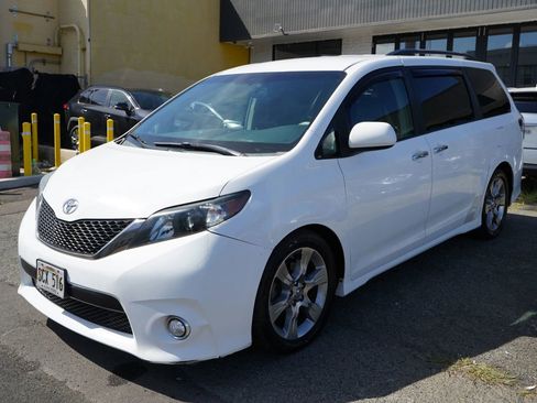Used 2014 Toyota Sienna SE FWD image 5