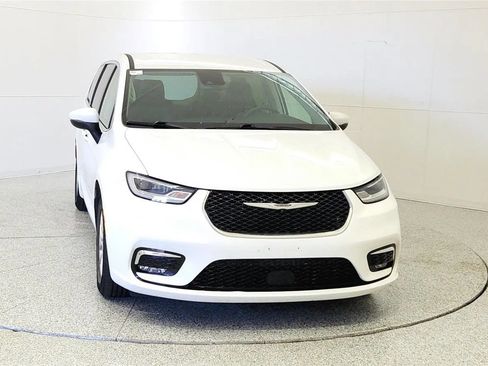Used 2023 Chrysler Pacifica Touring-L FWD image 2