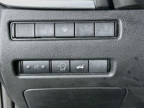 Used 2025 Nissan Rogue SV FWD image 17