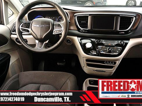 Used 2023 Chrysler Voyager LX image 19